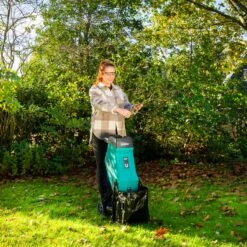 VONROC Hakselaar/Shredder 2500W – Voor Takken Tot Ø45mm – Incl. 45L Opvangzak & Duwstok 11 VONROC Hakselaar/Shredder 2500W – Voor Takken Tot Ø45mm – Incl. 45L Opvangzak & Duwstok -Buitentuin Winkel 1200x1200 1132