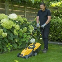 Powerplus POWXG6212T Elektrische Grasmaaier - Grasmachine Voor Kleine En Middelgrote Tuin - 1300W - Maaibreedte 320mm - Verstelbare Maaihoogte - 30L Opvangbak - Incl. Grastrimmer 250W -Buitentuin Winkel 1200x1200 1338