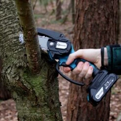 NovarGarden® Mini Kettingzaag NG1 - Met 2x Accu - Takkenzaag - Snoeizaag - Electrisch - Handzaag - Boomzaag - 21V -Buitentuin Winkel 1200x1200 1534