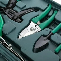 Merkloos 10-Delige Tuingereedschap Set Inclusief Opbergkoffer - Tuinierset - Tuinsetje - Gereedschap Voor Tuin - Tuinschaar - Tuinschepje - Bloemenschaar - Voegenkrabber - Plantenspuit - Grasschaar - Bloemenschep - Tuinhark -Buitentuin Winkel 1200x1200 1782
