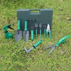 Merkloos 10-Delige Tuingereedschap Set Inclusief Opbergkoffer - Tuinierset - Tuinsetje - Gereedschap Voor Tuin - Tuinschaar - Tuinschepje - Bloemenschaar - Voegenkrabber - Plantenspuit - Grasschaar - Bloemenschep - Tuinhark -Buitentuin Winkel 1200x1200 1783