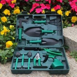 Merkloos 10-Delige Tuingereedschap Set Inclusief Opbergkoffer - Tuinierset - Tuinsetje - Gereedschap Voor Tuin - Tuinschaar - Tuinschepje - Bloemenschaar - Voegenkrabber - Plantenspuit - Grasschaar - Bloemenschep - Tuinhark -Buitentuin Winkel 1200x1200 1792