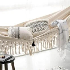 QUVIO Hangmat Voor In De Tuin - Tuinstoelen - Reishangmat Voor Camping, Outdoor En Reizen - Hamock - Katoen Ademend - Maximale Belasting Van 250KG - Lig Oppervlak Van 180 Cm - Geschikt Voor 1 Persoon - Beige -Buitentuin Winkel 1200x1200 960