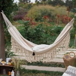 QUVIO Hangmat Voor In De Tuin - Tuinstoelen - Reishangmat Voor Camping, Outdoor En Reizen - Hamock - Katoen Ademend - Maximale Belasting Van 250KG - Lig Oppervlak Van 180 Cm - Geschikt Voor 1 Persoon - Beige -Buitentuin Winkel 1200x1200 961