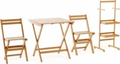 Bistro Set Hout Balkonset FSC – Patio Set Tuin – Houten Frans Tuinsetje – Kleine Tuinset – Complete Kleine Balkon Tafelset Met Gratis Bijzettafel – Hardhout FSC Balkonstoelen & Balkon Tafel - Tuintafel En Stoelen - Bistroset Van Hout – Balcony Set -Buitentuin Winkel 1200x647