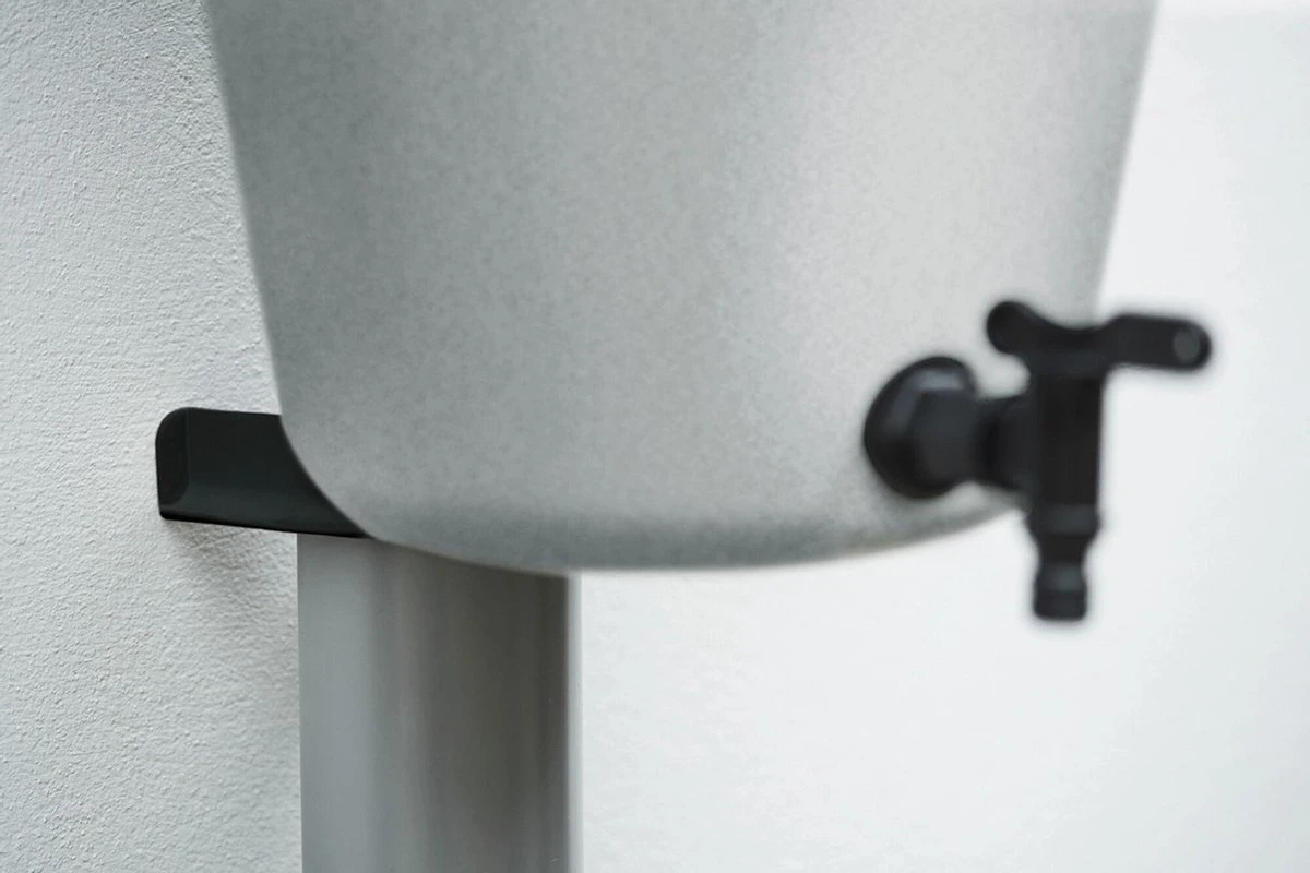 Elho Green Basics Rain Catcher 33 - Regenton Voor Balkonbuiten - Ø 33.5 X H 73.5 Cm - Grijs/Living Concrete 6 Elho Green Basics Rain Catcher 33 - Regenton Voor Balkonbuiten - Ø 33.5 X H 73.5 Cm - Grijs/Living Concrete - Afbeelding 4