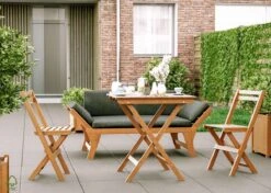 Bistro Set Hout Balkonset FSC – Patio Set Tuin – Houten Frans Tuinsetje – Kleine Tuinset – Complete Kleine Balkon Tafelset Met Gratis Bijzettafel – Hardhout FSC Balkonstoelen & Balkon Tafel - Tuintafel En Stoelen - Bistroset Van Hout – Balcony Set -Buitentuin Winkel 1200x857 1