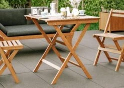 Bistro Set Hout Balkonset FSC – Patio Set Tuin – Houten Frans Tuinsetje – Kleine Tuinset – Complete Kleine Balkon Tafelset Met Gratis Bijzettafel – Hardhout FSC Balkonstoelen & Balkon Tafel - Tuintafel En Stoelen - Bistroset Van Hout – Balcony Set -Buitentuin Winkel 1200x857
