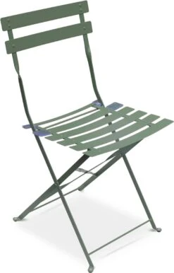 EMILIA Bistroset - 2 Inklapbare Stoelen En Een Ronde Tafel Van Gepoedercoat Staal Met Matte Afwerking – Groengrijs -Buitentuin Winkel 768x1200