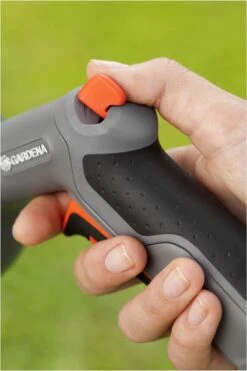 GARDENA - Comfort Reinigingsbroes - Spuitpistool - Traploos Instelbaar -Buitentuin Winkel 800x1200 157