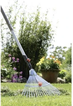GARDENA Combisysteem Bladhark Hark - Werkbreedte Verstelbaar 30/50 Cm - Aanbevolen Steellengte 130 Cm -Buitentuin Winkel 825x1200 16