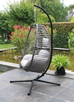 Pro Garden Lowander Hangstoel Egg 191x126x126- Schommelstoel Met Rattan Cocoon En Robuust Stalen Standaard Incl. Kussens - Volledig Inklapbaar - Lichtgrijs -Buitentuin Winkel 878x1200