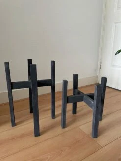 Plantenstandaard Binnen - Set Van 2 - Diameter Tot 24 Cm - Plantenkruk - Bloempotten Voor Binnen - Plantentafeltje Voor Binnen - Bloempot Standaard - Plantenstandaard - Hout - Mat Zwart/Donkergrijs -Buitentuin Winkel 900x1200 26